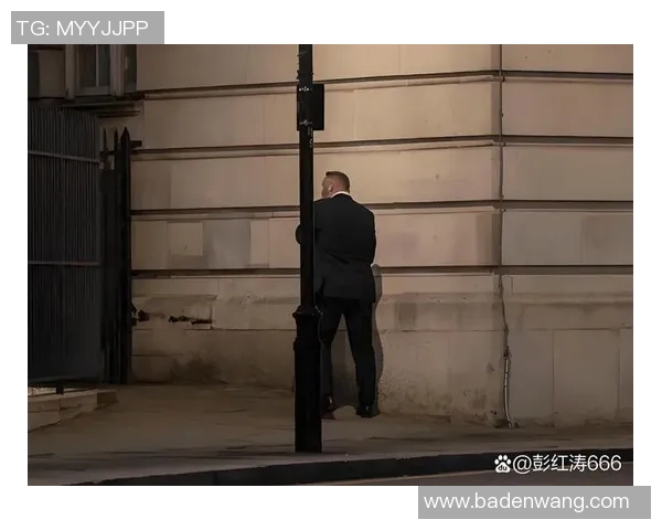 当足球明星在大街出现时路人反应各异引发热议与追捧的背后故事