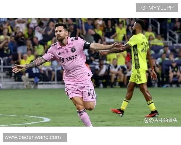 足球明星遭遇窘境衣服被抢光引发粉丝热议与媒体关注